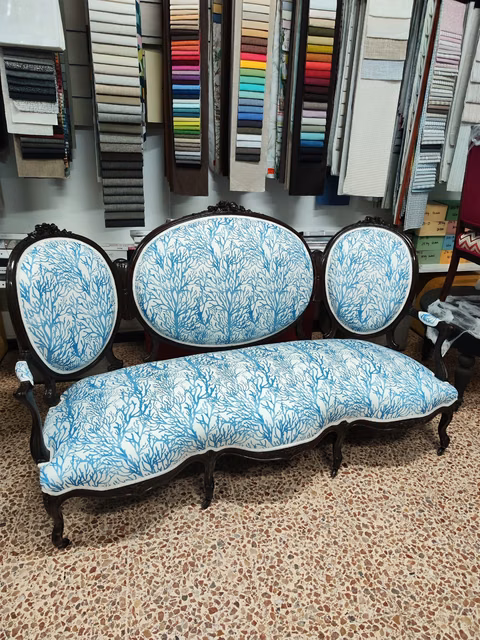 Sofá clásico con estampado azul